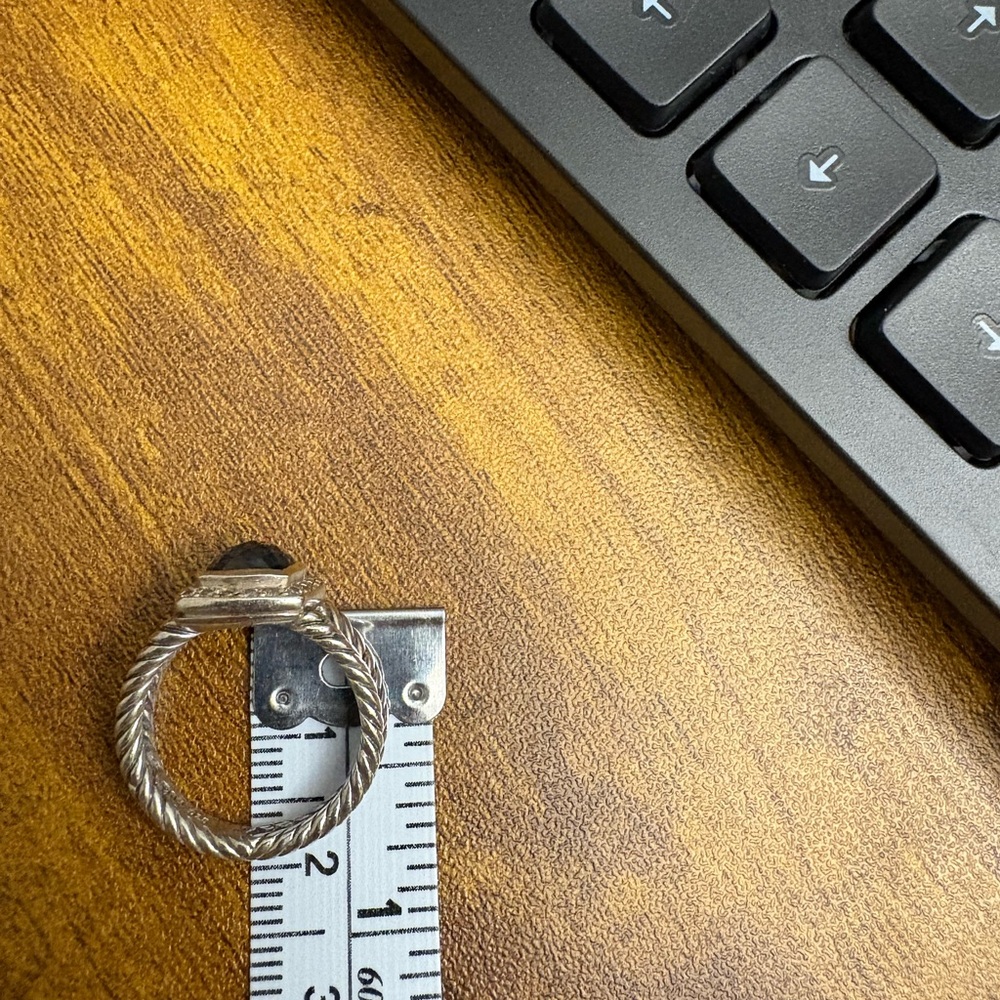 Size measurements it sits around 6US M UK